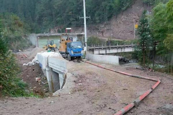 微型混凝土泵修建蓄水池房庄村不再看天吃饭