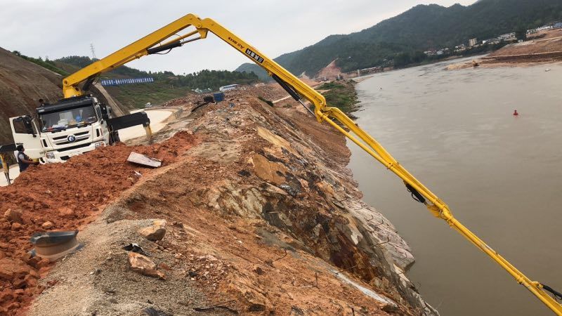 小型混凝土搅拌泵车在甘肃红崖山水库加高扩建